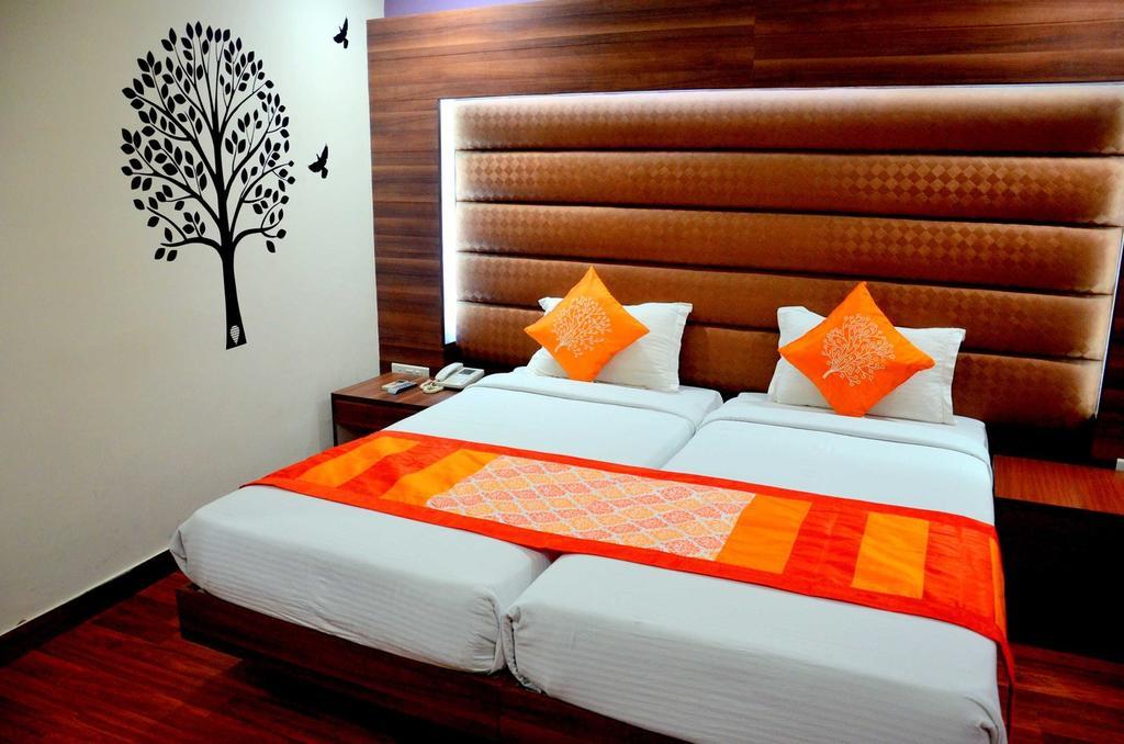 Geetika Galaxy Hotel Kanpur Exterior photo