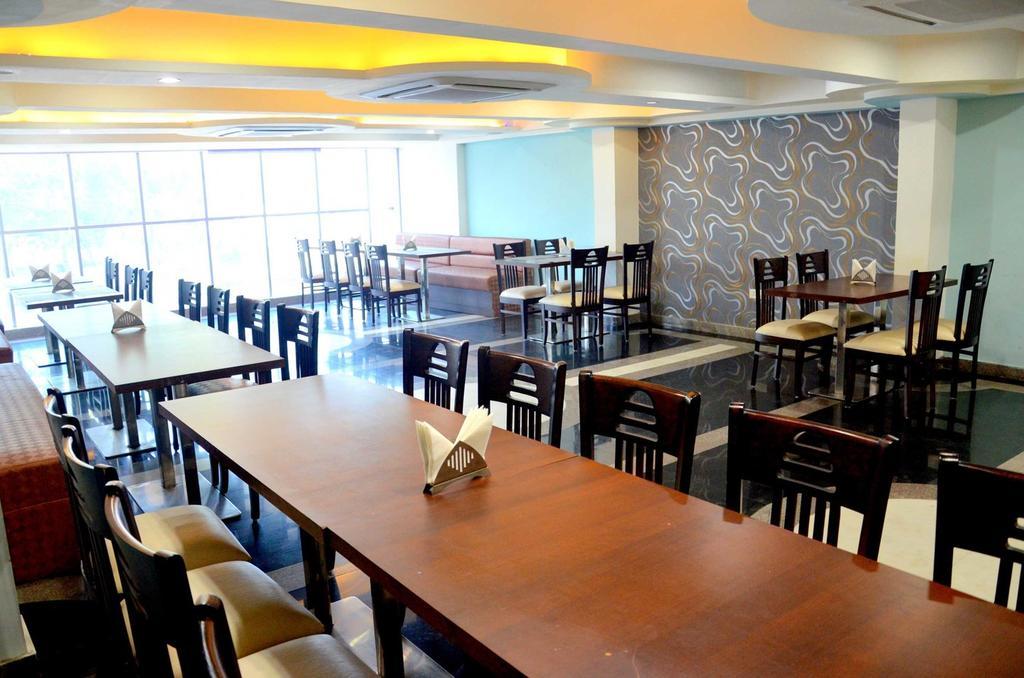 Geetika Galaxy Hotel Kanpur Exterior photo