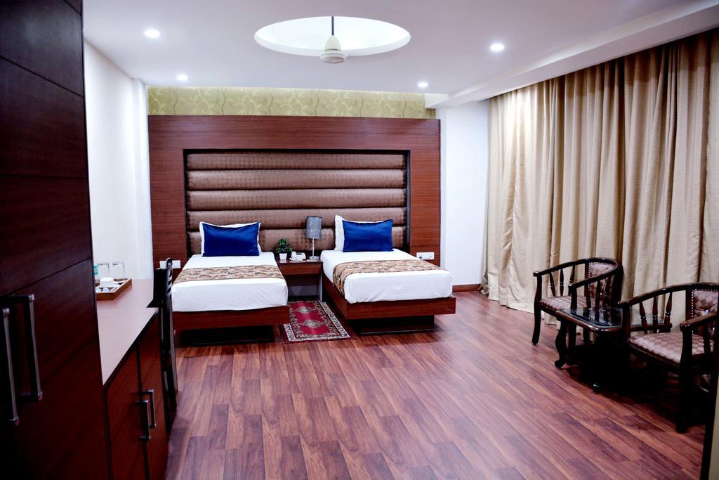 Geetika Galaxy Hotel Kanpur Exterior photo