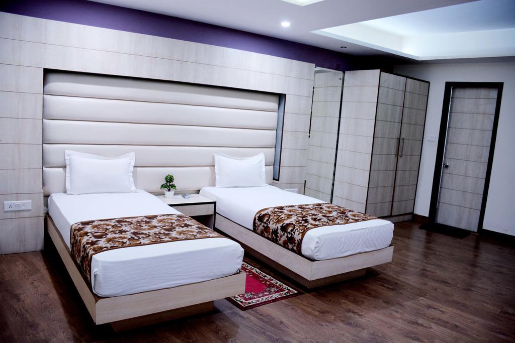 Geetika Galaxy Hotel Kanpur Exterior photo