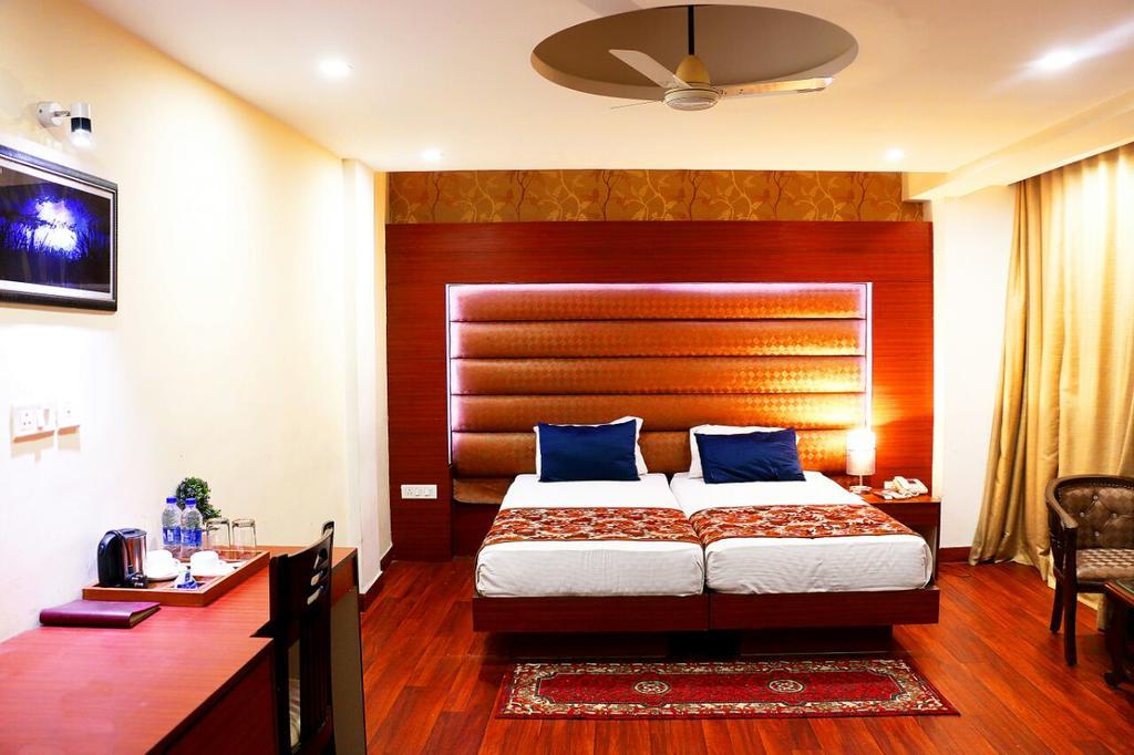 Geetika Galaxy Hotel Kanpur Exterior photo