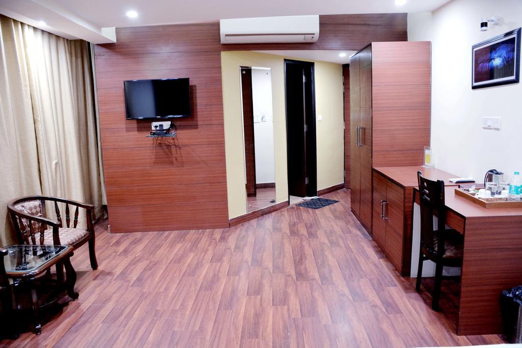 Geetika Galaxy Hotel Kanpur Exterior photo